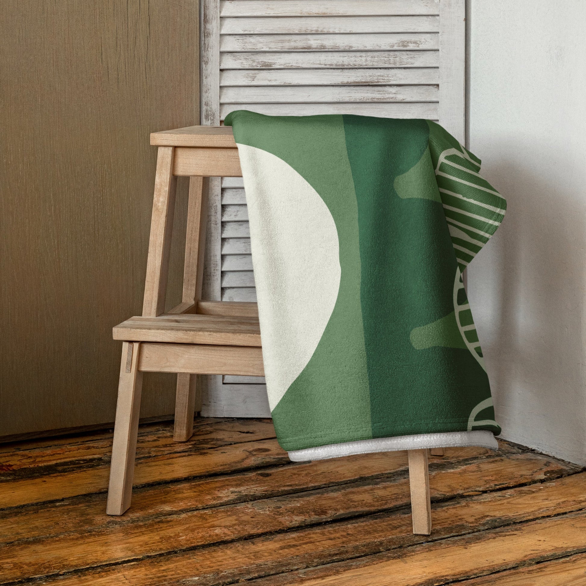 Modern Green Towel - Stylish Design, Quick-Drying, Ideal for Beach and Spa